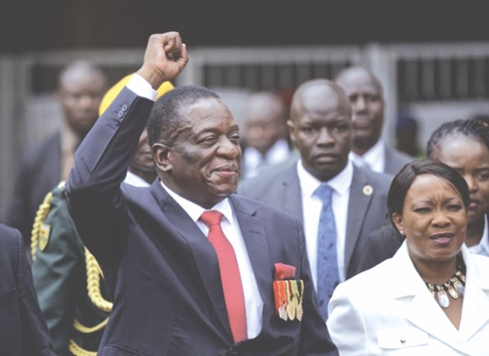 津巴布韋新總統姆南加古瓦（左一）在就職典禮上高舉拳頭。