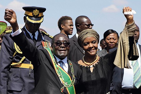 2014年8月11日，穆加貝與妻子一起出席津巴布韋英雄節。