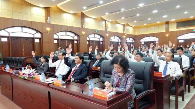 會上，全部出席峴港市人民議會代表已通過表決形式同意罷免阮春英的市人民議會代表及市人民議會主席職稱。