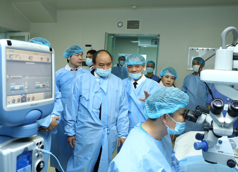 阮春福總理探望中央眼科醫院。