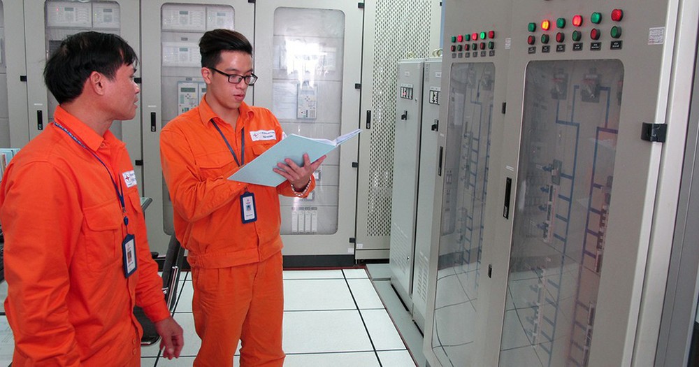 越南電力集團技術人員正檢查變電站的運作。
