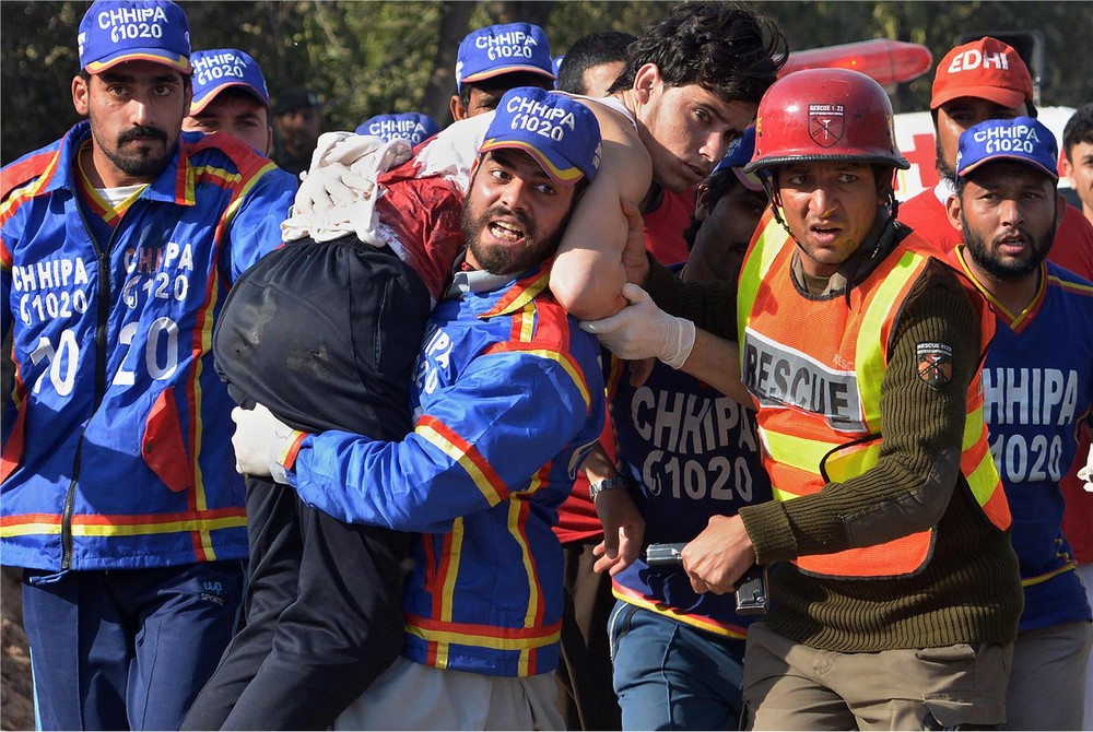 巴基斯坦1日驚傳校園槍擊，志願組織立即加入救難行列，將傷者送醫。（法新社）