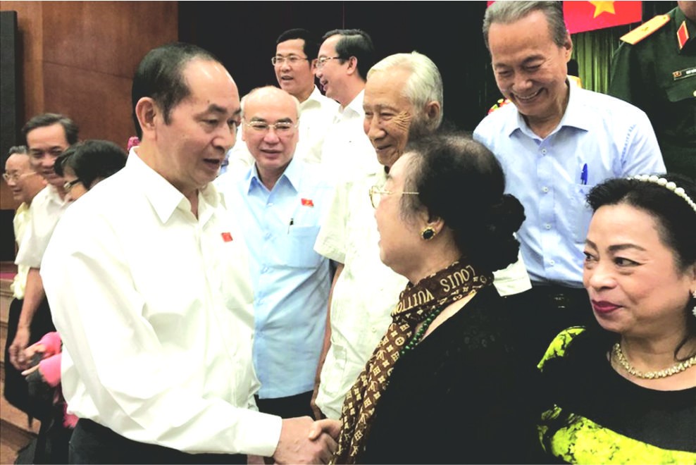 國家主席陳大光與選民交談。