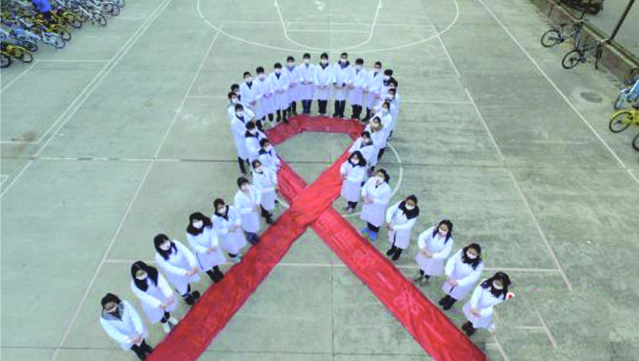 中國江蘇揚州大學生組“紅絲帶”圖案宣傳防愛。