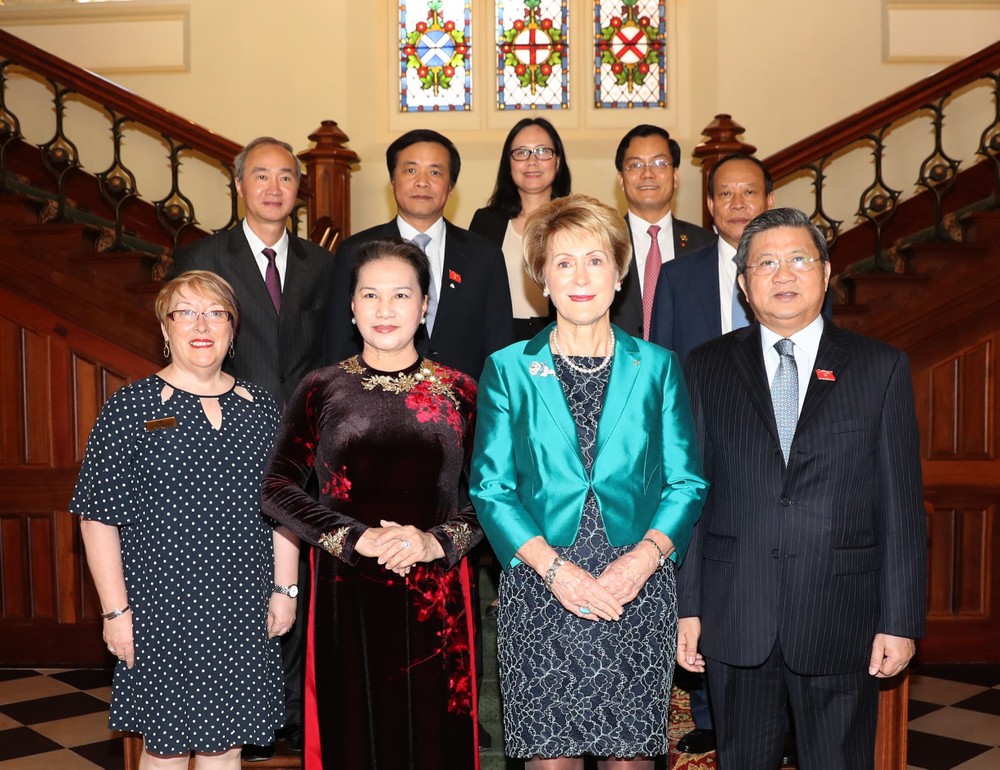 國會主席阮氏金銀(前排左二)和西澳大利亞州州督(前排左三)與越南國會代表團合照。