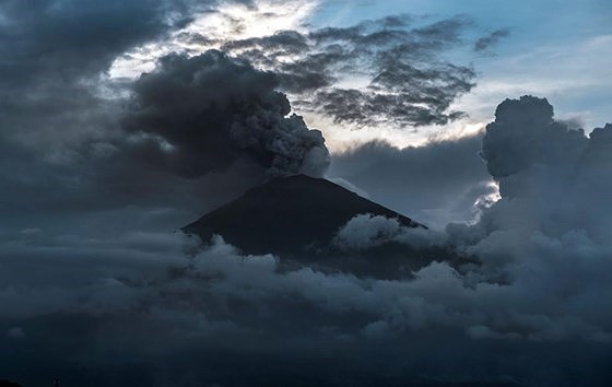 建議在印尼巴厘島火山噴發情況下，須確保遊客安全。（圖源：互聯網。）