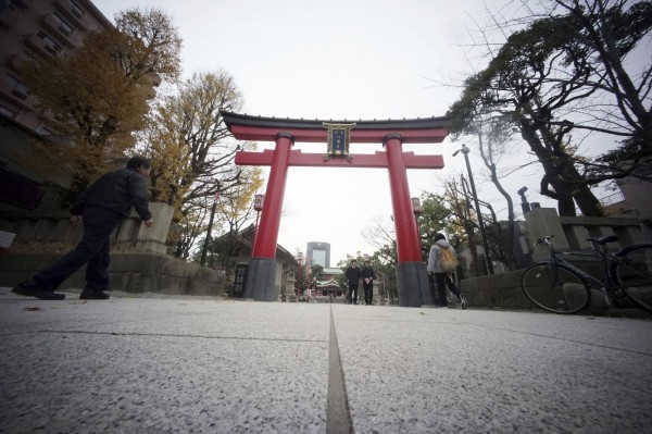 日本東京都江東區的「富岡八幡宮」神社昨晚間發生武士刀兇殺案，釀成3死1傷（美聯社。）