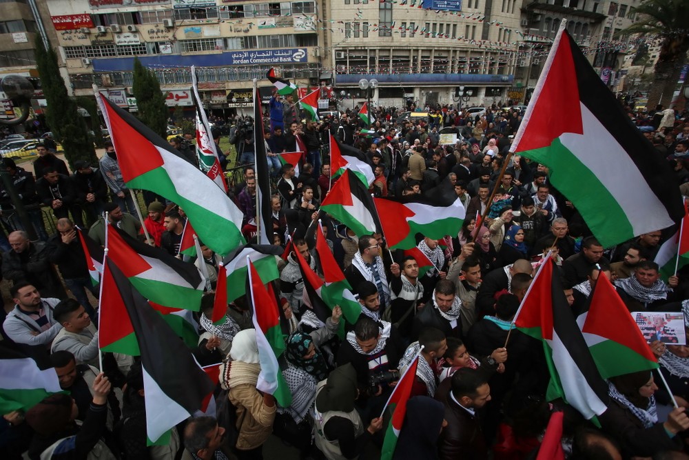 在約旦河西岸城市納布盧斯，民眾走上街頭參加抗議活動。