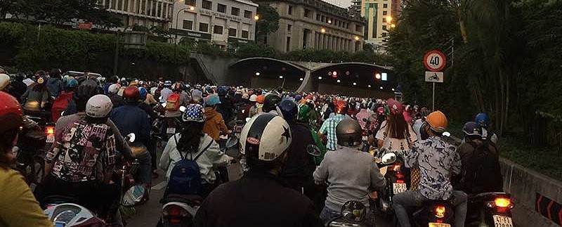 　　本月11日下午5時30分，上千輛摩托車被“堵”在從第一郡通往第二郡方向的 守添隧道進出口前。