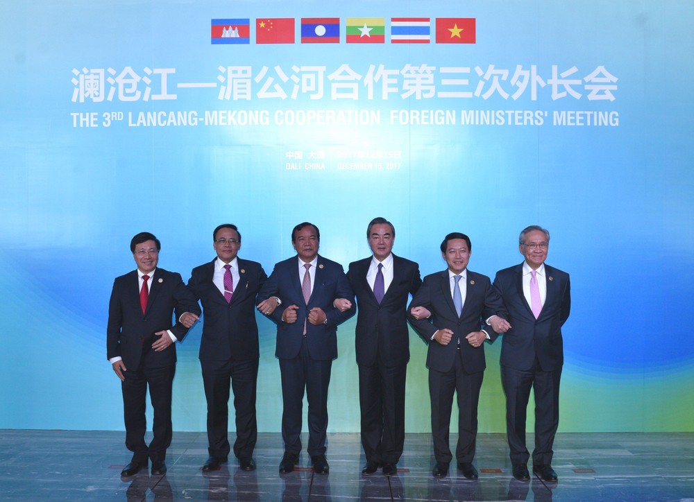 范平明副總理（左一）與各國外長合照。
