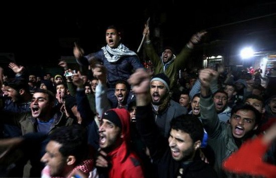 憤怒的巴勒斯坦民眾在加沙南部發起抗議。