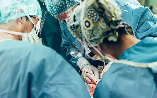 以色列實施世界首例人工骨再生手術。