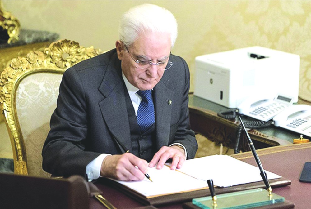 意大利總統馬塔雷拉簽署解散議會法令。