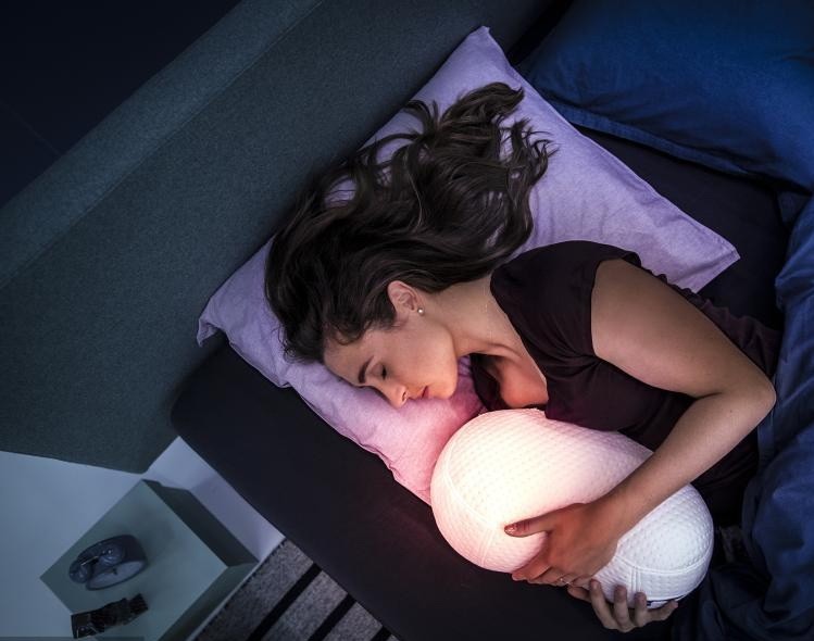 促進睡眠智能機器人枕頭亮相。