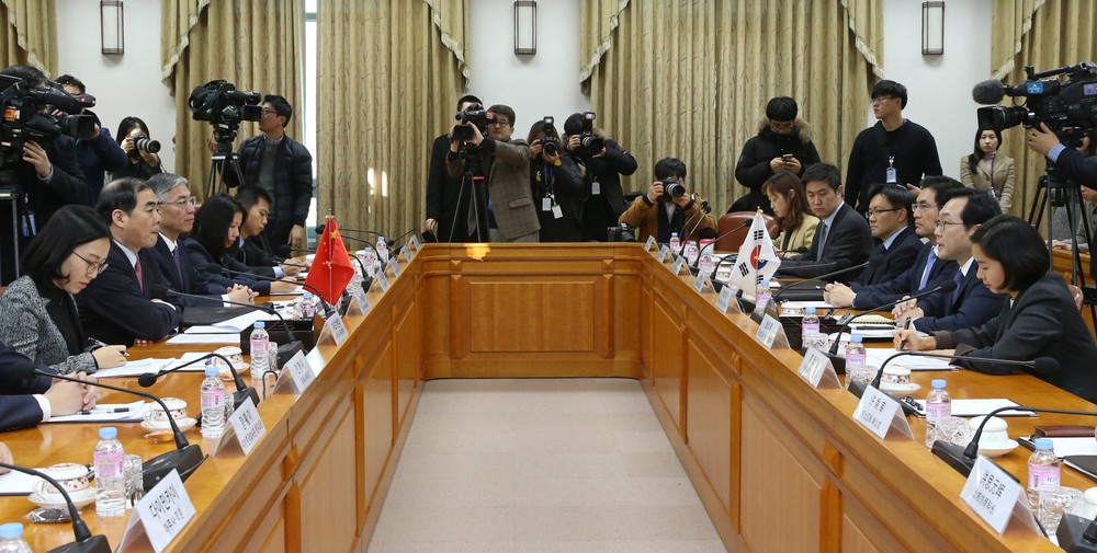 在首爾外交部辦公大樓，朝核六方會談韓中團長舉行會談。