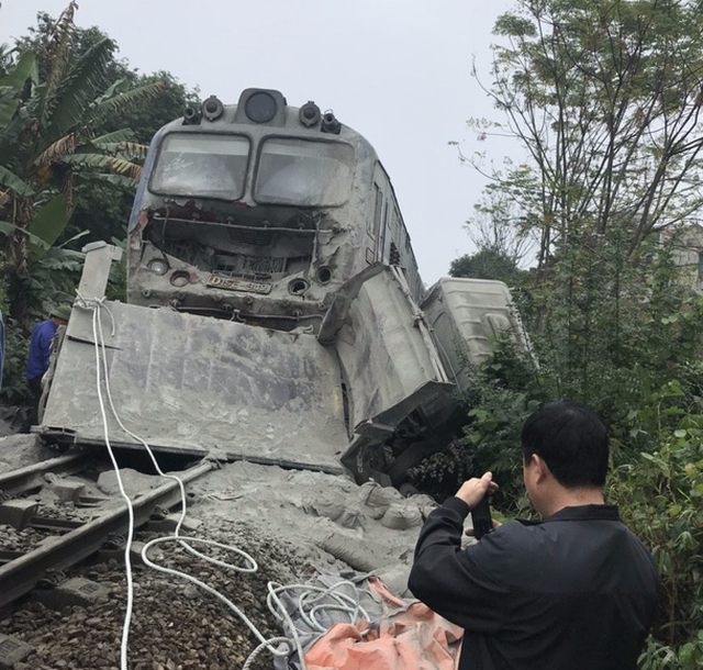 編號SE7列車從河內市起程駛至第28公里+75米處(寧平省)，與橫跨鐵路的運送水泥卡車相撞，導致列車頭被卡住。