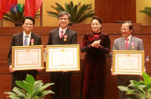 國會主席阮氏金銀和國會、國會辦公廳各領導已對2017 年落實任務和在各項競賽運動取得出色成績的集體和個人頒授戰功勳章、勞動勳章，競賽稱號。