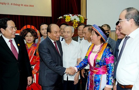 阮春福總理與各代表交談。