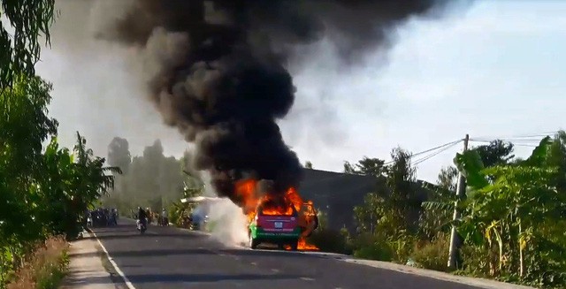 昨(12)日正在ĐT 856路上行駛時，從高嶺市往高嶺縣方茶鄉方向行駛的一輛計程車猛烈燃燒。