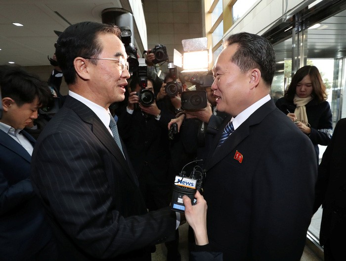 1月9日，韓國統一部長官趙明均（左）與朝鮮祖國和平 統一委員會委員長李善權會面。