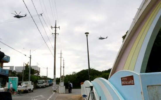 美軍直升機在沖繩縣宜野灣市的市立普天間第二小學上空飛行。