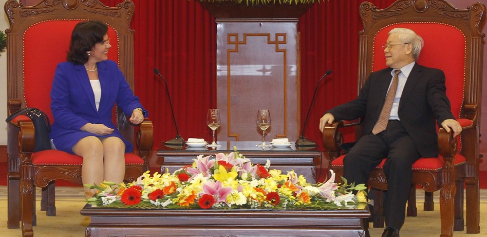 黨中央總書記阮富仲親切接見了在越南履新和前來禮節性拜訪的古巴大使萊尼斯‧托雷斯‧里維拉。