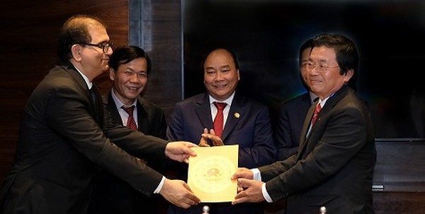 在政府總理阮春福的見證下，寧順省人委會主席將風電項目投資執照交予Adani Green Limited集團領導。