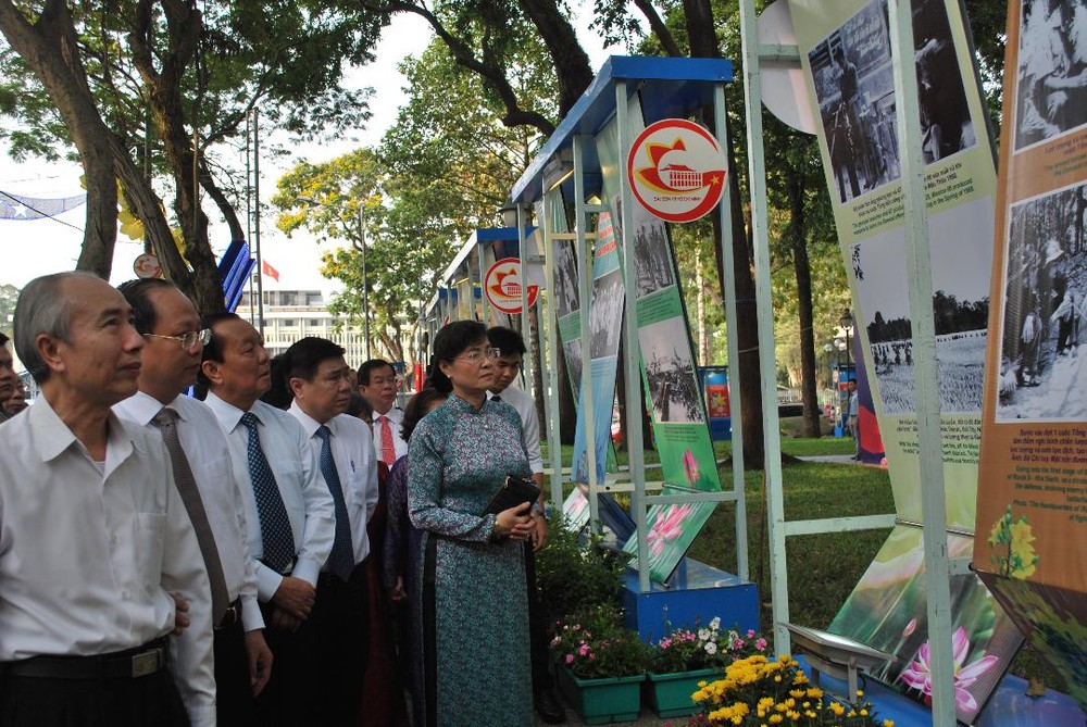 市領導與各代表參觀戊申年之春圖片展。