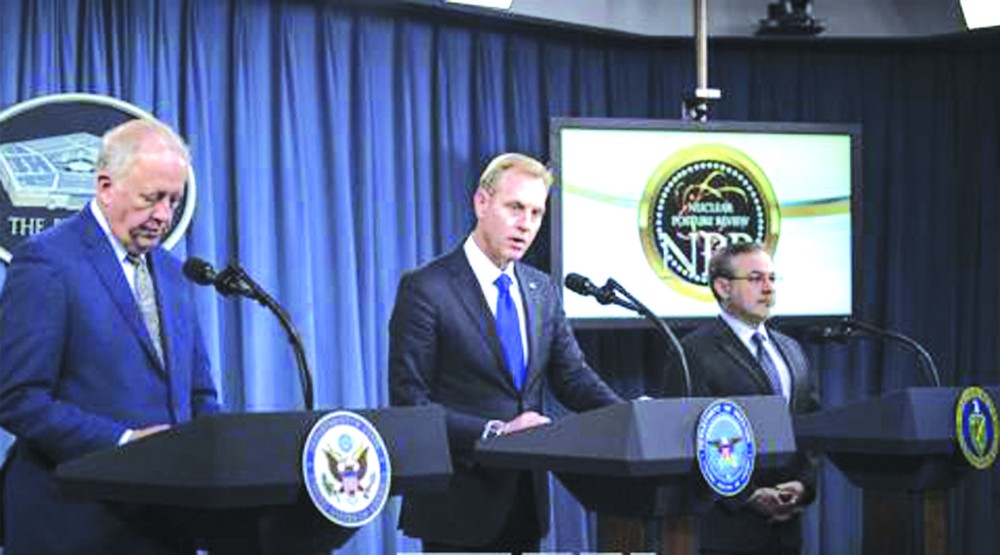 美國國防部副部長帕特里克‧沙納漢（中）公佈《核態勢評估》。