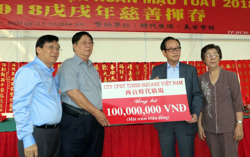 張豐裕先生（右二）代表捐助慈善揮春１億元。