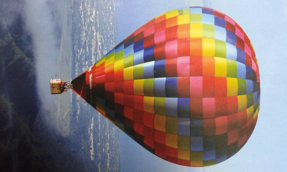 隨著熱氣球在天空飛翔。