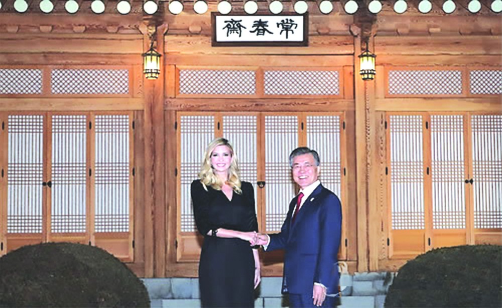 韓總統文在寅（右）與到訪的美總統助理。