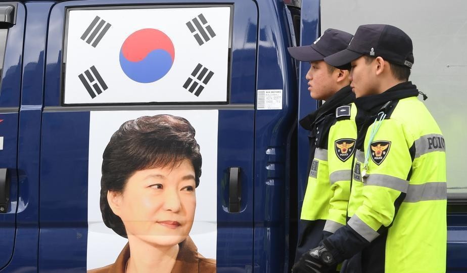 韓國警方在法院外巡邏。