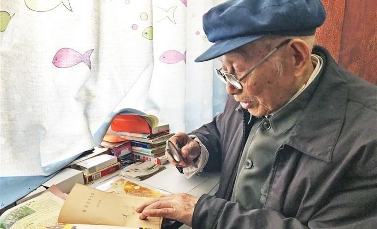 百歲老人用放大鏡堅持學英語