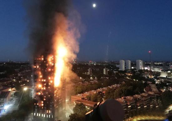 2017年6月英國一高層公寓發生火警最終造成71人死亡。