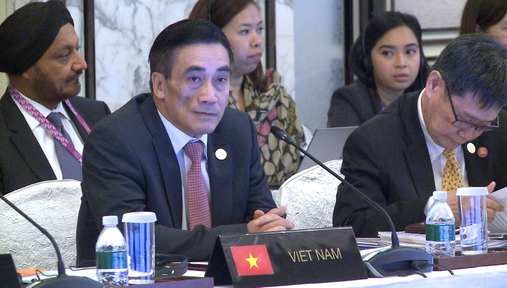 越南財政部副部長陳春河出席會議。