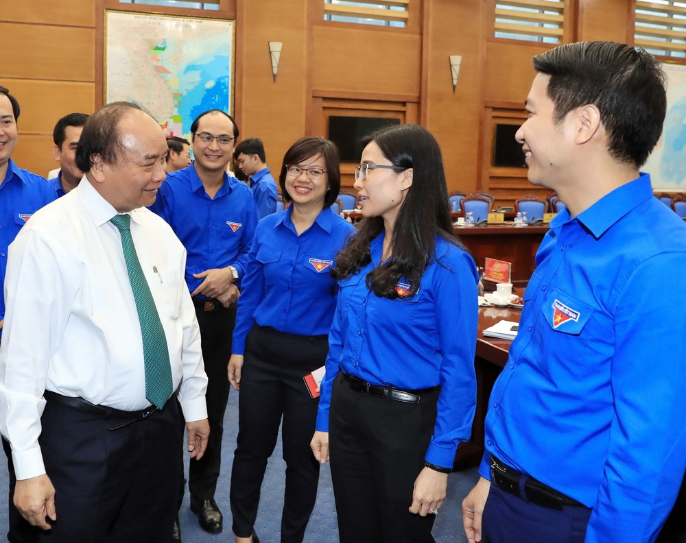 阮春福總理與共青團員在會議上交流。
