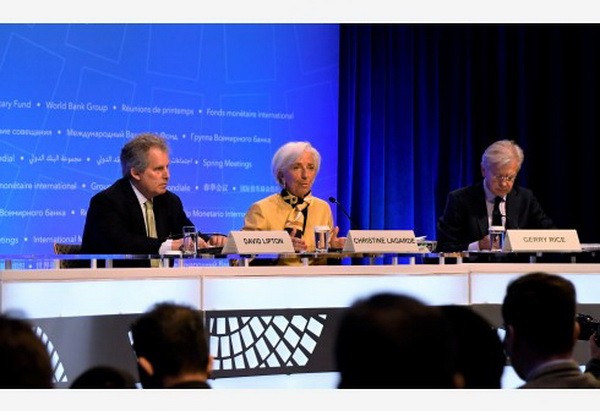 國際貨幣基金組織總裁拉加德（中）會議上發言。