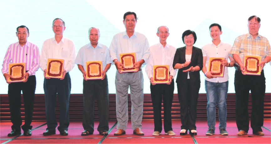 第五郡領導向各華人會館頒發紀念章。