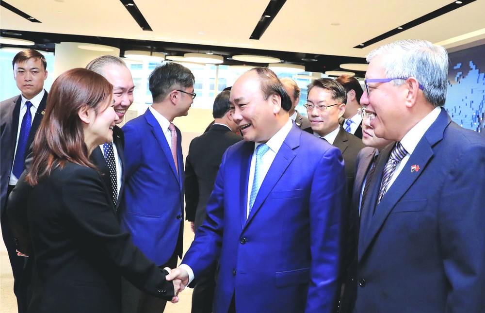 阮春福總理與各企業家交談。
