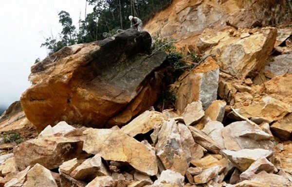 日前下午慶和市慶永縣強降雨，導致約400立方米大的岩石從山頂突然滑坡與傾倒下來，橫臥並卡住慶梨嶺的27C國道。