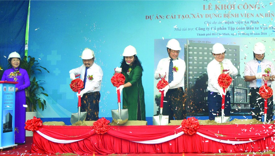 　　市委副書記武氏蓉(左一)按鈴正式啟動工 程奠基儀式。