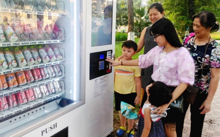民眾在設於還劍湖步行街的自動飲料機前購買飲料。