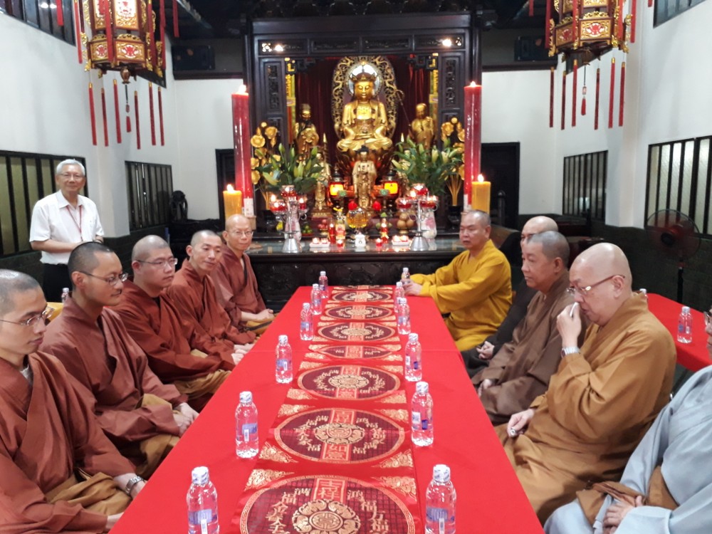 市華人佛教會在萬佛寺接待訪問團。