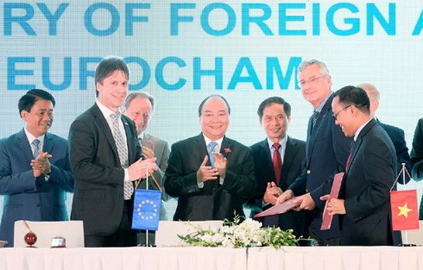 阮春福總理見證了外交部與 歐盟商會合作協議的簽署儀式。