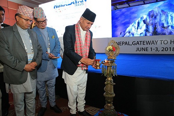 尼泊爾外交部部長賈瓦利為開幕式點燈祈福。