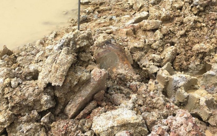 清化省藍山生產貿易股份公司總經理阮光貴稱，最近在疏浚途經該省扁山市河蘭鄉的三疊河時，該公司工人發現一顆近兩米長、約400公斤重的炸彈在河底。