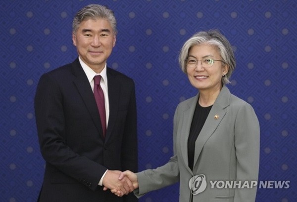 6月1日下午，在首爾外交部大樓，韓國外長康京和（右）和美國駐菲律賓大使金成握手合影。（韓聯社）