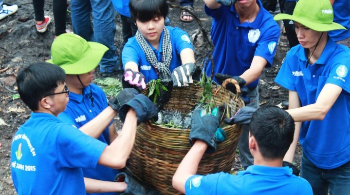 暑期志願青年參加環保活動。