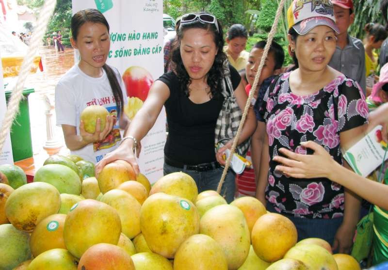 遊客在選購水果。